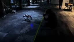 Робо-собака бросается на людей на арт-выставке image preview